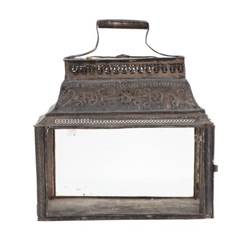 Farol de metal con decoración calada y grabada y asa.Prin