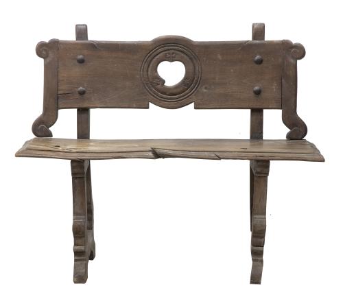 Banco conventual de madera tallada, con un corazón en el re