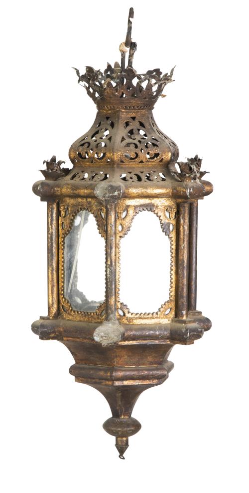 Farol de techo hexagonal de metal dorado rematado por coron