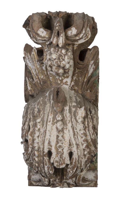 Ménsula de madera tallada con restos de policromía y dorado