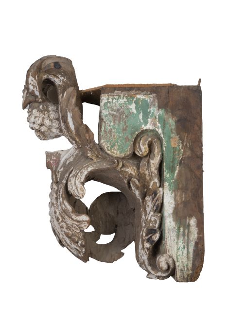 Ménsula de madera tallada con restos de policromía y dorado