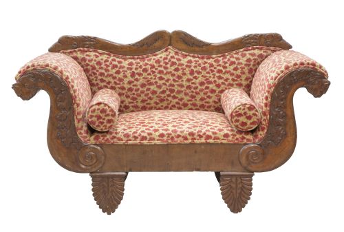 Sofá fernandino de madera tallada de caoba.Trabajo españo