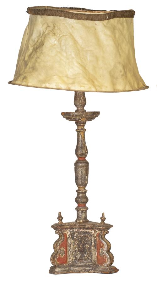 Hachero de madera tallada, policromada y corleada, transfor