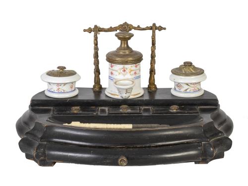 Escribanía de madera y metal dorado con tres tinteros de po