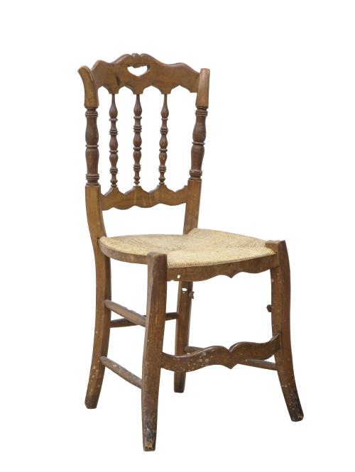 Silla de madera tallada y torneada, con asiento de enea.E
