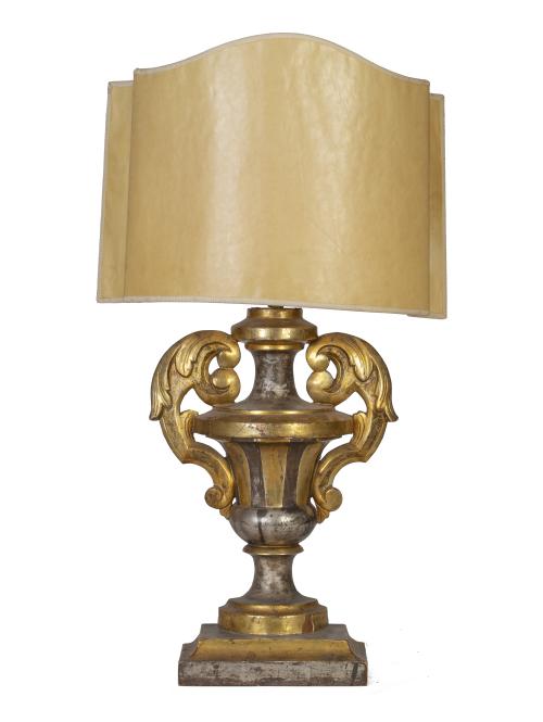 Copa de madera tallada, dorada y corleada, transformada en 