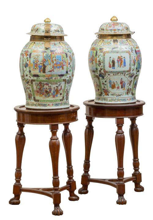 Pareja de tibores de porcelana esmaltada con esmaltes de la