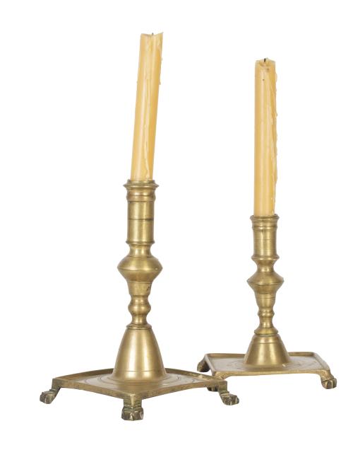 Dos candeleros de bronce dorado.España, S. XVIII.