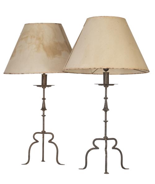 Pareja de hacheros sobre pies de trípode de hierro transfor