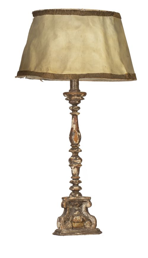 Hachero de madera tallada y policromada, transformado en lá