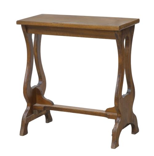 Mesa auxiliar de madera tallada, con patas de lira.España