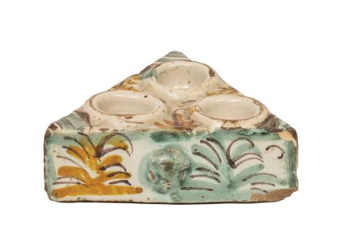 Especiero de cerámica esmaltada en verde y ocre.Talavera,