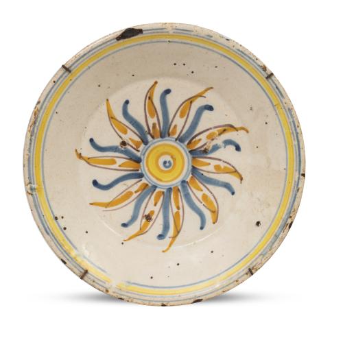Plato de cerámica esmaltada en azul, blanco y amarillo.Ta