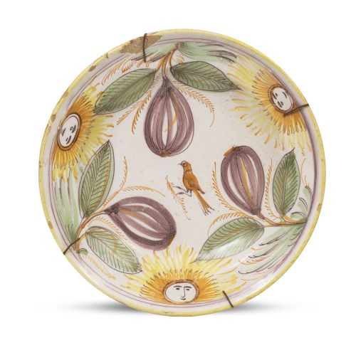 Plato de cerámica esmaltada en ocre, verde y manganeso con 