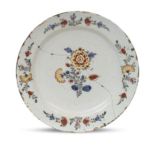 Plato holandés de cerámica esmaltada con flor.Holanda, S.