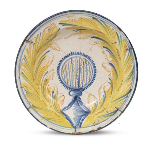 Plato de cerámica esmaltada en azul y amarillo, decorado co