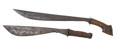 Lote de dos espadas en acero y madera.Malasia o Indonesia