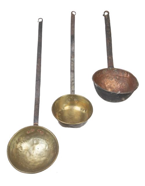 Lote de tres cazos de cobre.España, S. XIX.