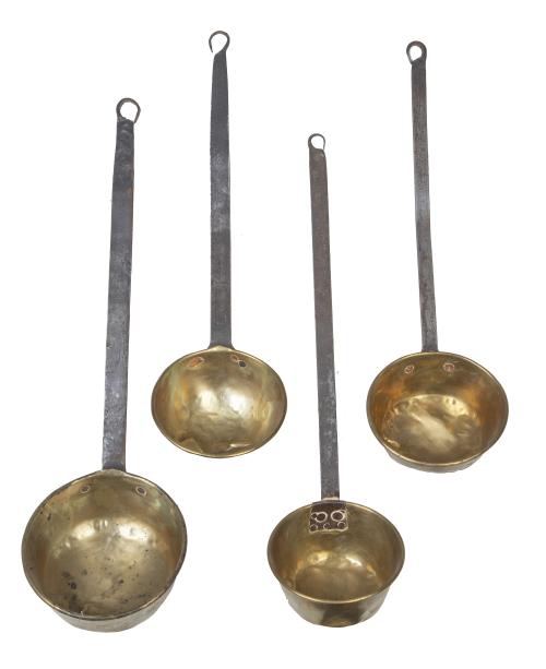 Lote de cuatro cazos de cobre.España, S. XIX.