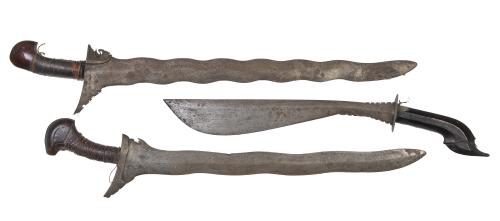 Lote de tres espadas de acero grabado y madera.Malasia o 