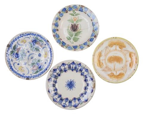 Lote de cuatro platos de cerámica esmaltada, en azul, verde