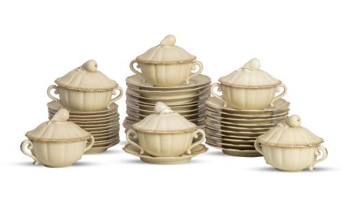 Juego de tazas de consomé con sus tapas y platos de porcela