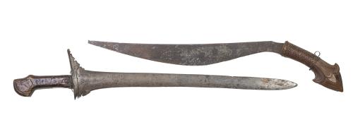 Lote de dos espadas en acero y madera.Malasia o Indonesia