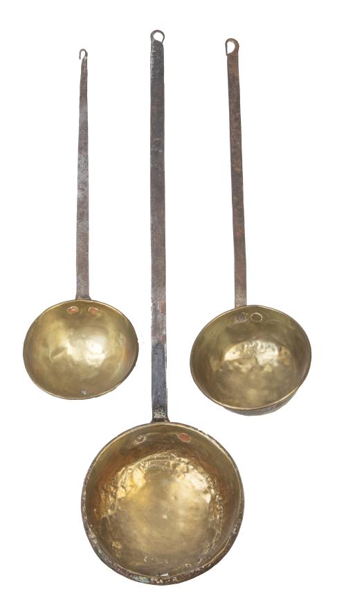 Lote de tres cazos de cobre.España, S. XIX.