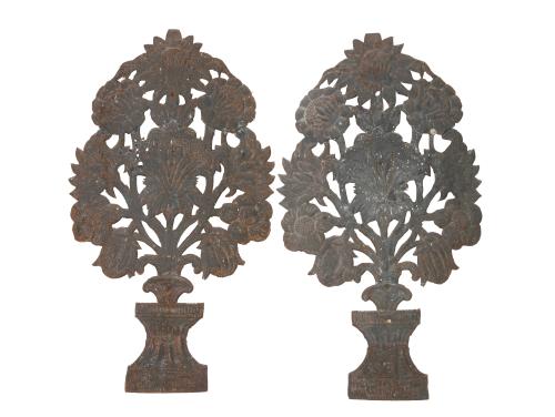 Pareja de exvotos Carlos IV de metal recortado en forma de 