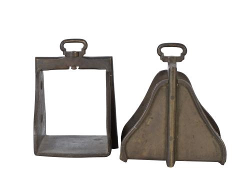Pareja de estribos de bronce.España, S. XIX.
