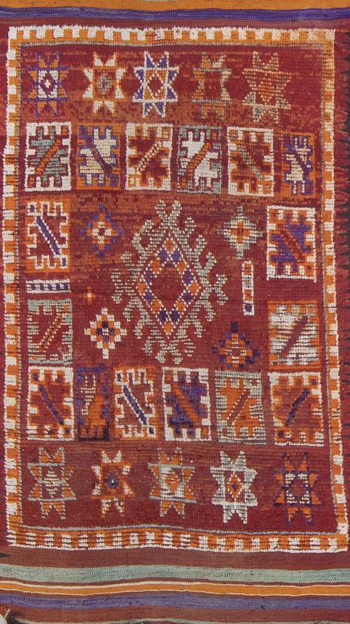 Alfombra en lana de campo rojo con motivos geométricos.Pe