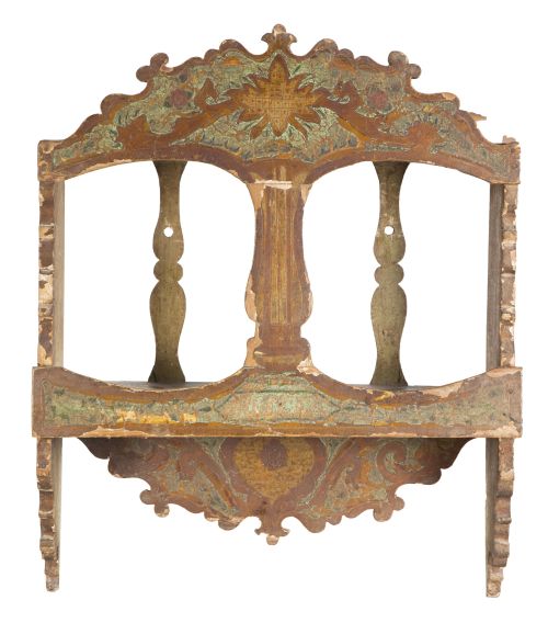 Estantería de madera de pino tallada, policromada y dorada.