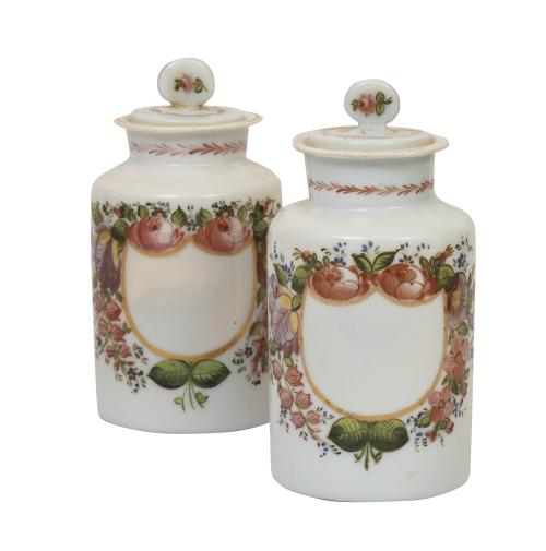 Pareja de tarros de farmacia de opalina con flores pintadas