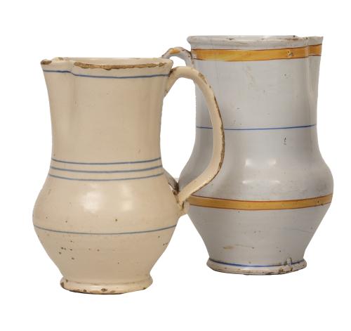 Lote de dos jarros de cerámica esmaltada con líneas en azul