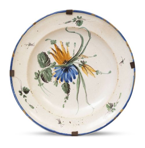 Plato de cerámica esmaltada, con ramillete de flores.Ribe
