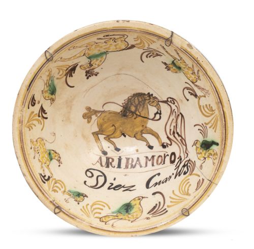 Plato acuencado de cerámica esmaltada con nombre "Aribamoro