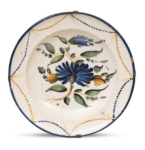 Plato de cerámica esmaltada, con ramillete en el asiento.