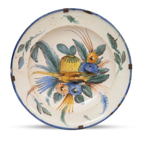 Plato de cerámica esmaltada, con ramillete y hojas.Ribesa
