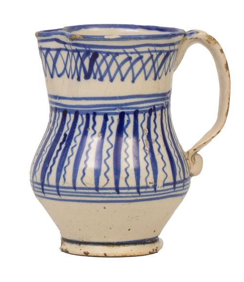 Jarro de cerámica esmaltada en azul cobalto y blanco.Mani