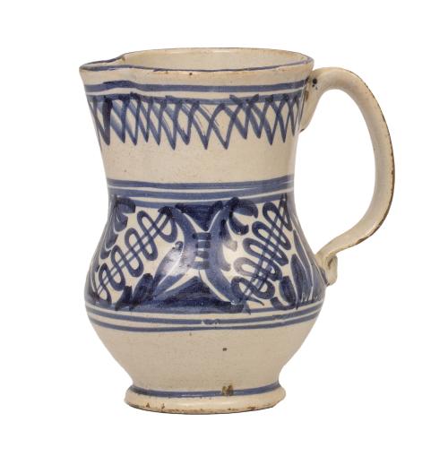 Jarro de cerámica esmaltada en azul cobalto y blanco.Mani