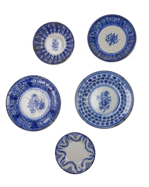Lote de cinco platos de cerámica esmaltada en azul y blanco