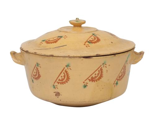 Sopera de cerámica esmaltada, decorada en verde y naranja.