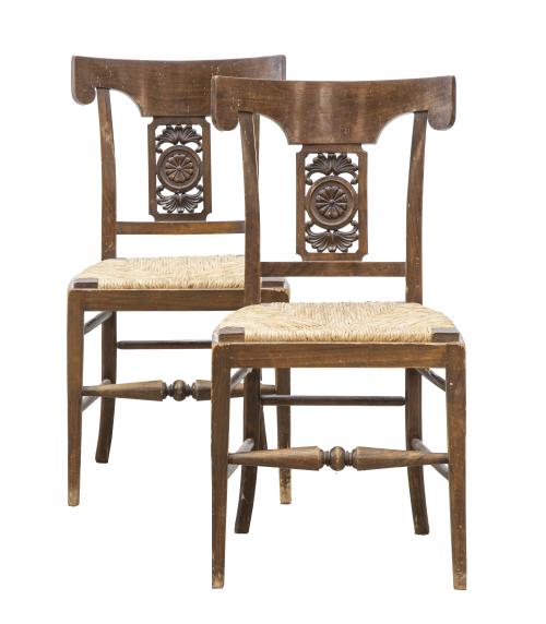 Pareja de sillas de madera tallada y asiento de enea.Trab