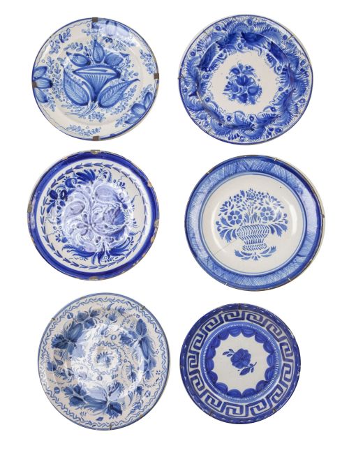 Lote de seis platos de cerámica esmaltada en azul y blanco,
