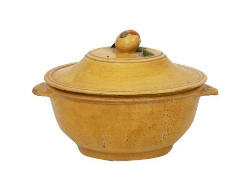 Sopera de cerámica esmaltada en amarillo, con fruto modelad