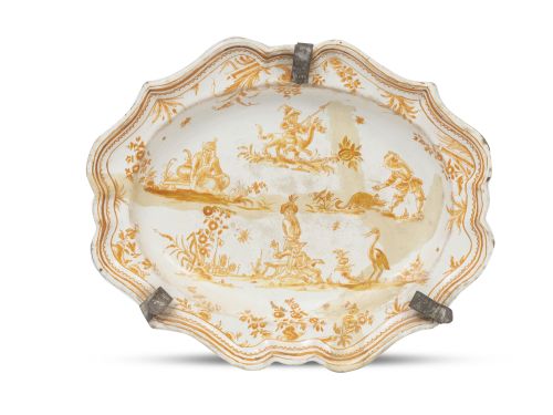 Fuente de cerámica esmaltada en amarillo y blanco, con "chi