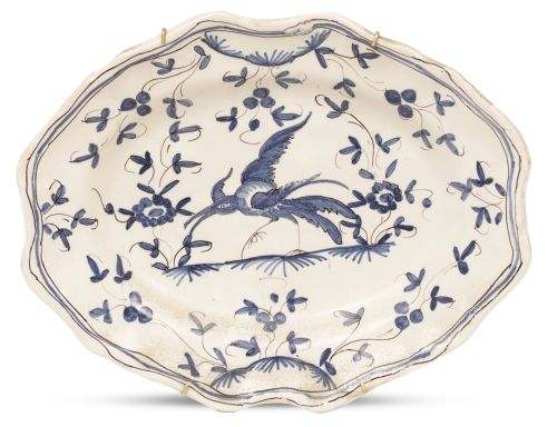 Fuente de cerámica esmaltada en azul y blanco con ave.Mou