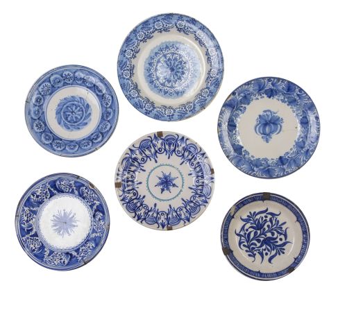 Lote de seis platos de cerámica esmaltada en azul y blanco,