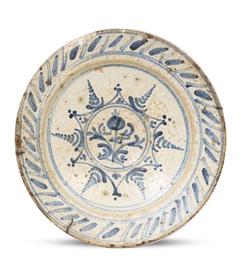 Plato de cerámica esmaltada en azul y blanco con decoración