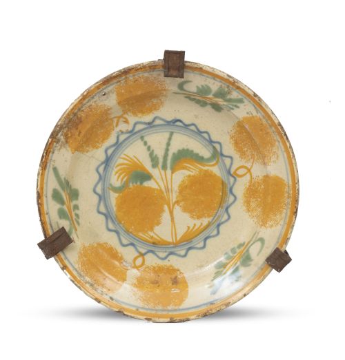 Plato de cerámica esmaltada y esponjada en azul, ocre y ver